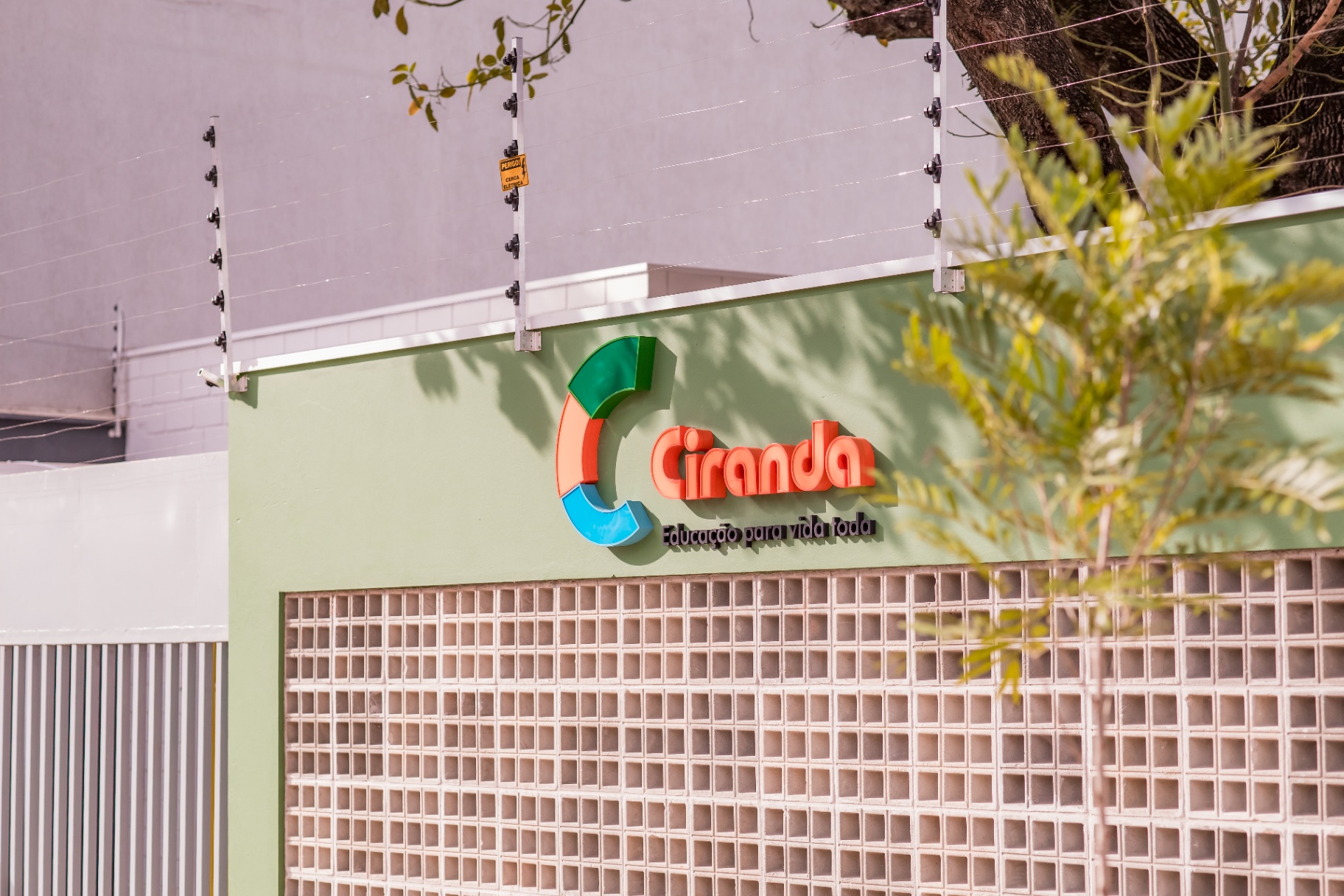 Professora contando história para crianças